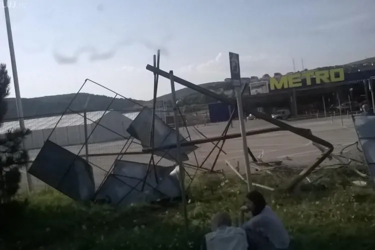 Șoferul care s-a răsturnat cu BMW-ul la Metro a cauzat pagube de 20.000 lei