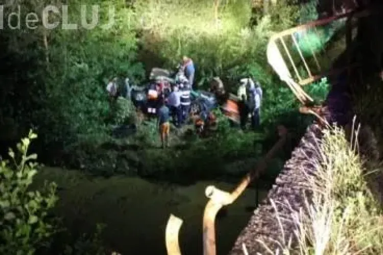 Accident cu două victime la Ciceu Giurgesti. Un tânăr de 19 ani a zburat cu mașina de pe pod VIDEO