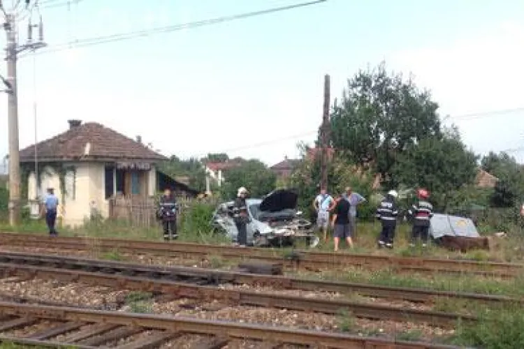 Masină ”SPULBERATĂ” de tren la Câmpia Turzii. Șoferul a scăpat ”ca prin urechile acului”