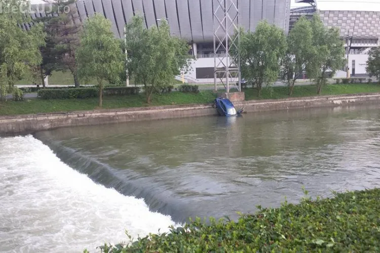 Accident lângă Cluj Arena. Un șofer din Alba a căzut cu mașina în Someș - FOTO