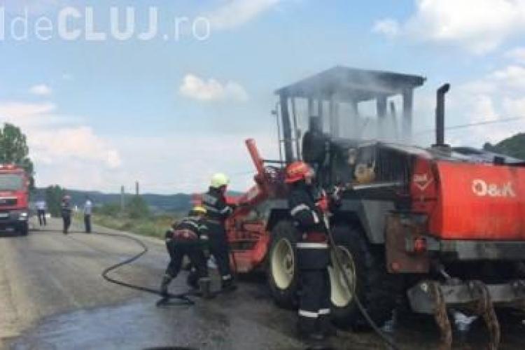 Un utilaj a izbucnit în flăcări în timp ce efectua lucrări la drumul de la Bobâlna VIDEO