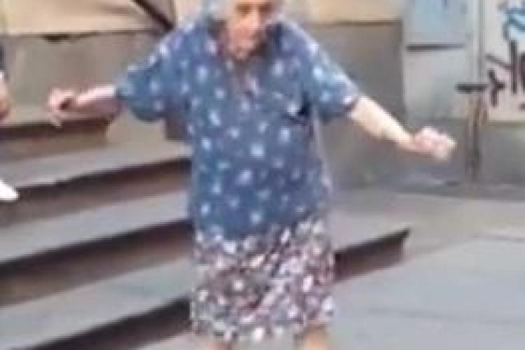 O bunicuță simpatică dansează în stradă la 97 de ani - VIDEO