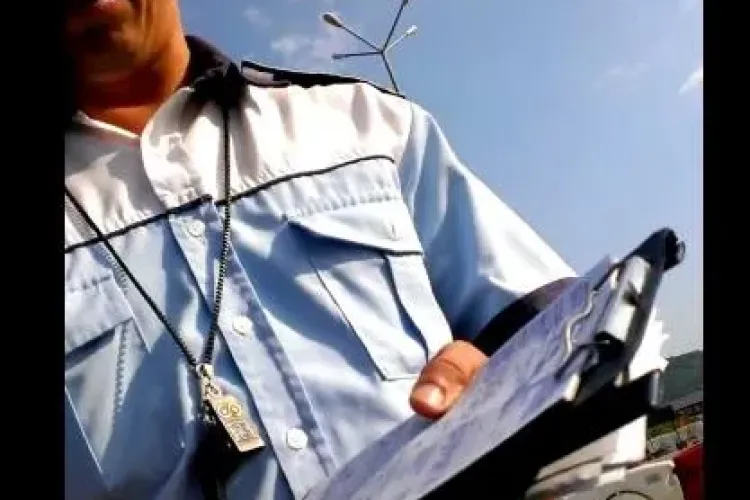 A UMILIT un polițist când i-a cerut să scrie: ”Enervatu-m-am tare când fostu-mi-a înștiințată decizia” - VIDEO