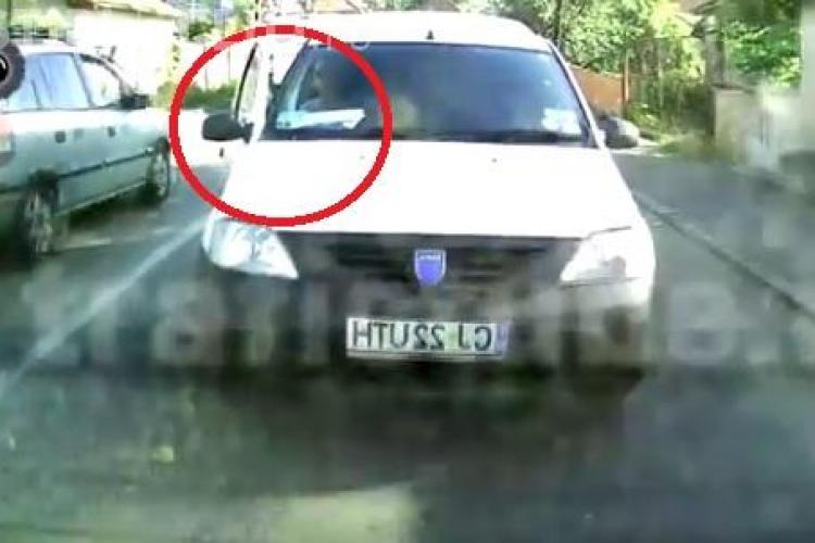 INCREDIBIL! Enervat că circulă prea încet, un șofer clujean a vrut să coboare ca să își facă dreptate - VIDEO