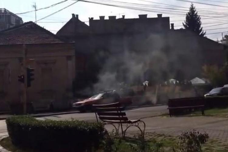 O mașină a luat foc pe strada George Barițiu! Șoferul a luat-o la fugă - VIDEO