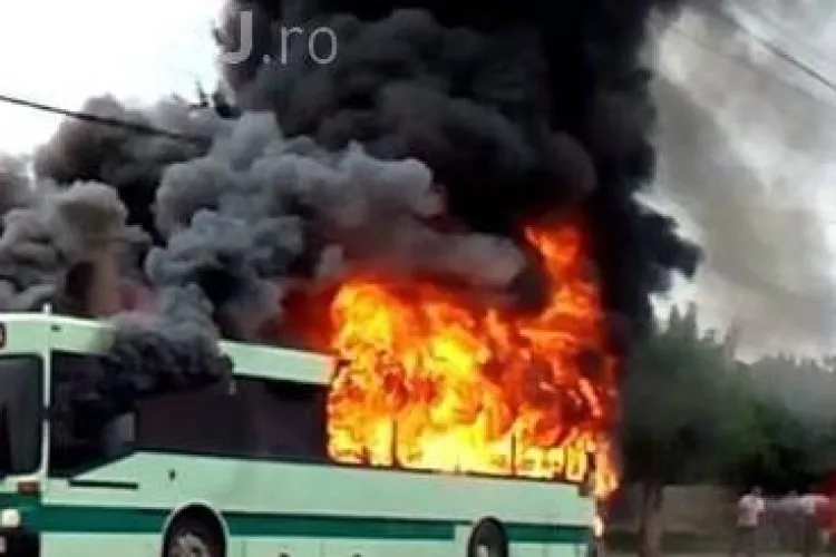 Autobuz în flăcări la Gherla. Era plin cu angajați de la Fujikura - VIDEO