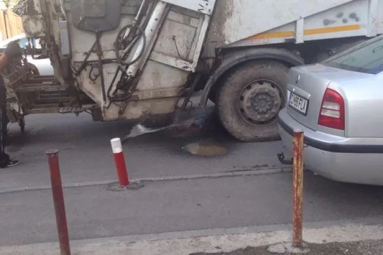 Caz în Gheorgheni: Din masina de gunoi de la Brantner se scurge un lichid pestilențial - VIDEO