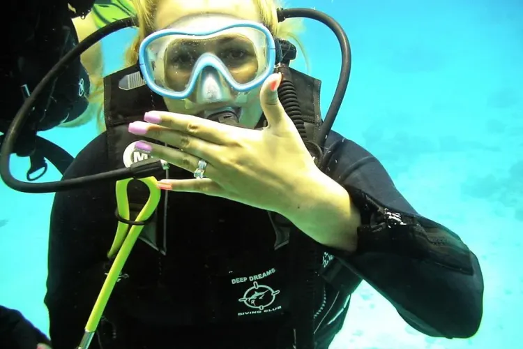 Români romantici în Egipt. Studentă din Cluj cerută de soție pe fundul mării - FOTO