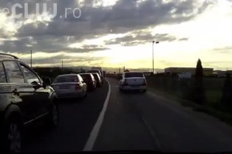 Șoferii care depășesc coloanele de mașini pe acostament, ”pedepsiți” de un clujean VIDEO