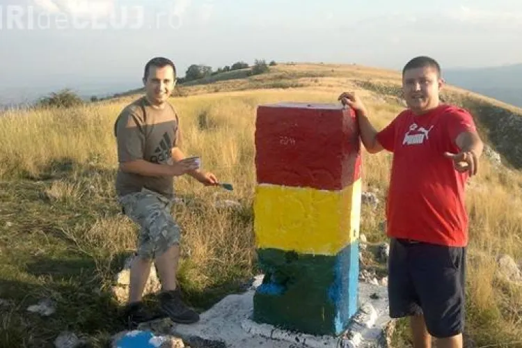 Doi clujeni au revopsit în tricolor bornele pictate în culorile steagului Ungariei - FOTO