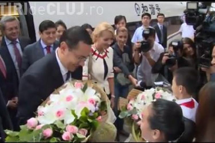 Reacția lui Ponta când a primit flori în China din partea unor ”pionieri ai patriei” VIDEO