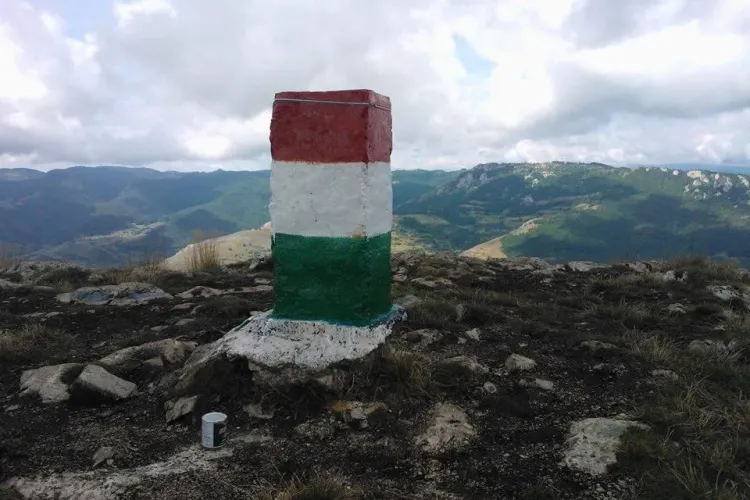 Extremiștii maghiari au vopsit bornele din Ținutul Secuiesc în steagul Ungariei FOTO