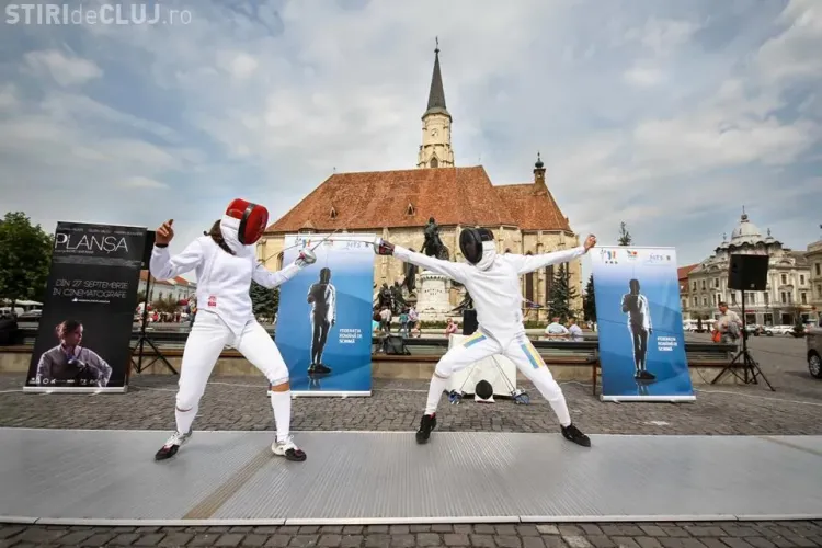 Demonstrație de scrimă în centrul Clujului. Primarul Emil Boc i-a primit pe sportivi - FOTO