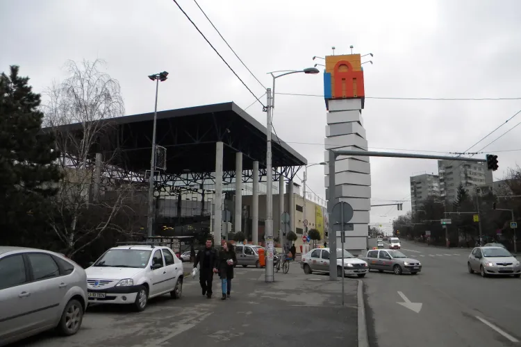 Accident la trecerea de pietoni de la Iulius Mall! Șoferul a fugit. UPDATE: Autorul accidentului are 70 de ani