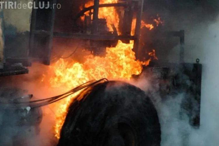 O basculantă a luat foc pe Autostrada Transilvania 