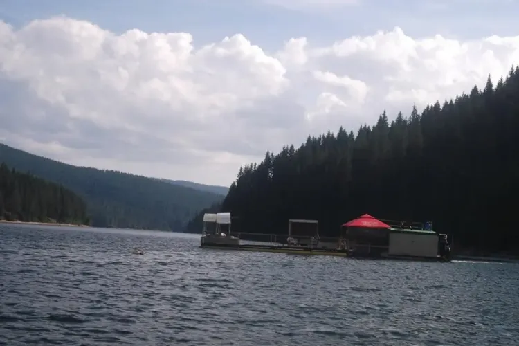 SENZAȚIONAL! Un clujean are o casă plutitoare pe lacul Beliș - FOTO