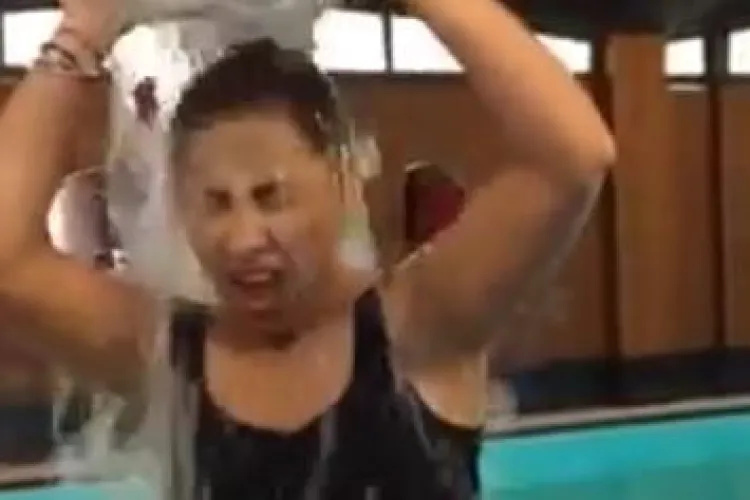 Andra l-a provocat pe Paszkany să-și toarne apă cu gheață în cap - VIDEO