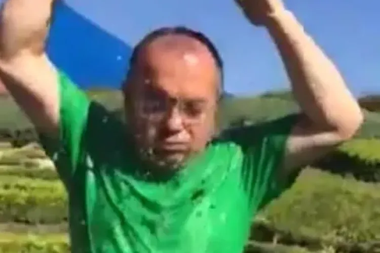 Boc a făcut furori pe Facebook cu imaginile în care și-a turnat o găleată cu apă în cap! Comentariile sunt SAVUROASE