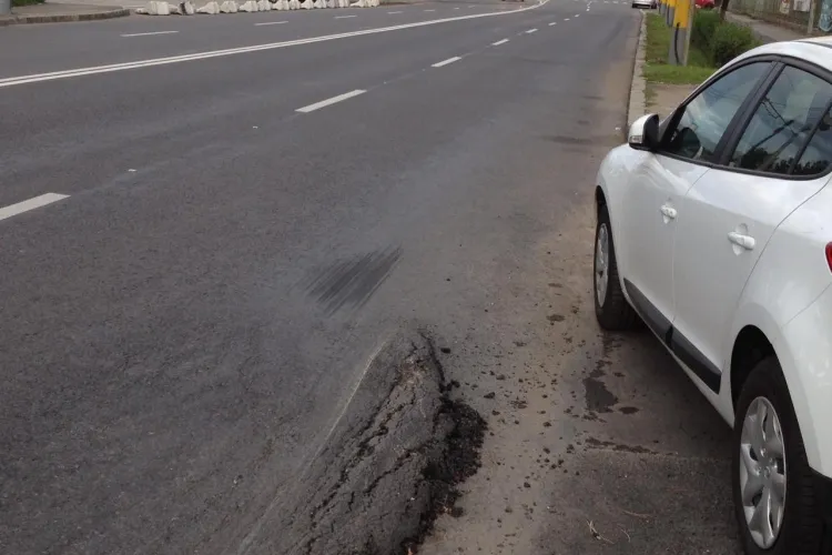 Asfaltul proaspăt turnat pe strada Traian Vuia a cedat. Începe să se RIDICE pe marginea drumului - FOTO