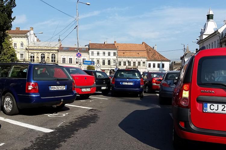 El a parcat așa în centrul Clujului, fără să îi pese că îi încurcă pe restul șoferilor - FOTO