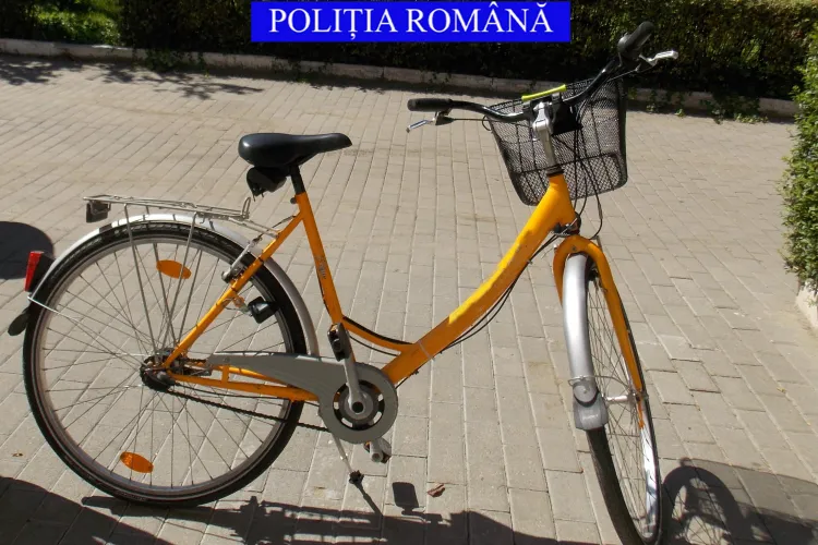 Hoț de biciclete prins la Cluj, pe strada Aurel Vlaicu. Circula pe bicicleta furată - FOTO