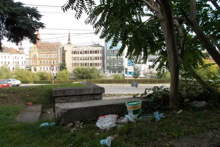 Parculeț din Cluj-Napoca, transformat în groapă de gunoi a boschetarilor - FOTO