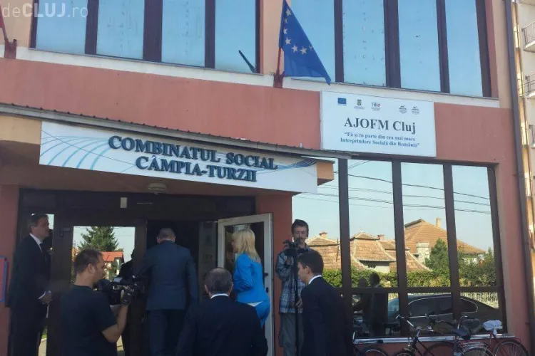 Elena Udrea își face campanie la greu pe spatele disponibilizaților de la Câmpia Turzii