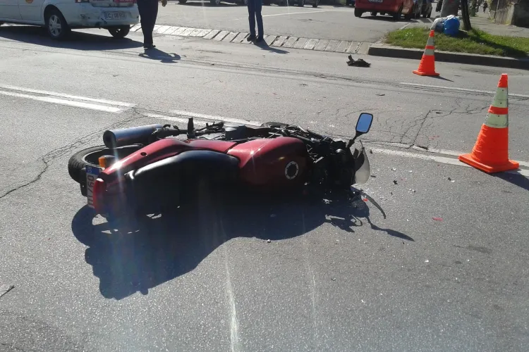 Accident pe strada Corneliu Coposu! Un taximetrist i-a tăiat calea unui motociclist - FOTO