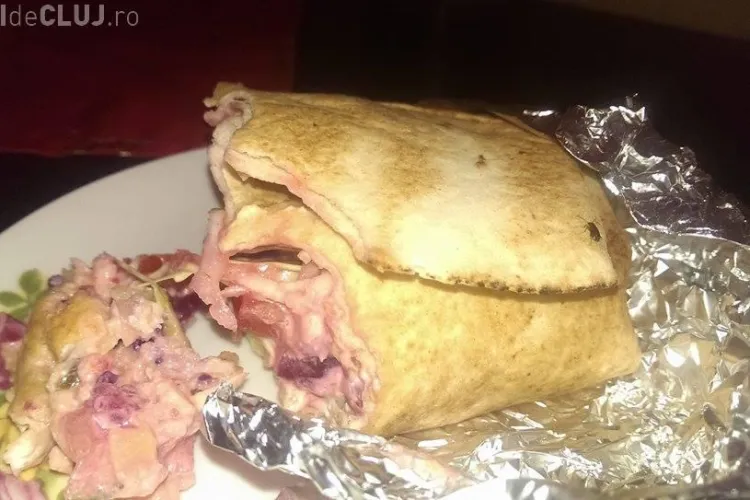 Gândac pe o shaorma cumpărată din centrul Clujului - FOTO