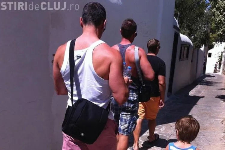 Un cuplu de homosexuali s-a dus cu fetiţa la piscina din Bucureşti. Ce au pățit ”tații” în vestiarul bărbaţilor