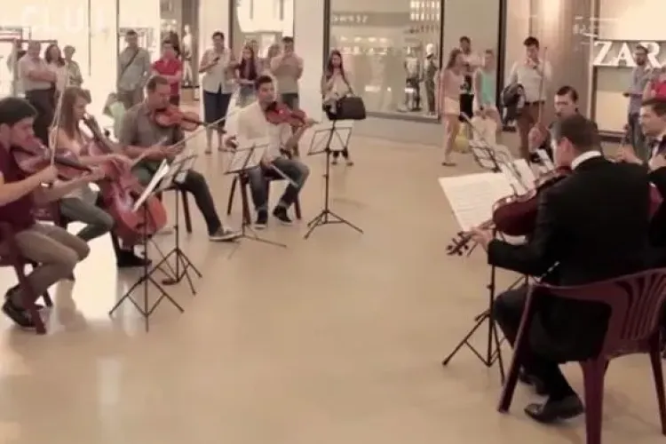 Flashmob la Iulius Mall! Artiștii au făcut spectacol pe un hit al celor de la Eurythmics - VIDEO