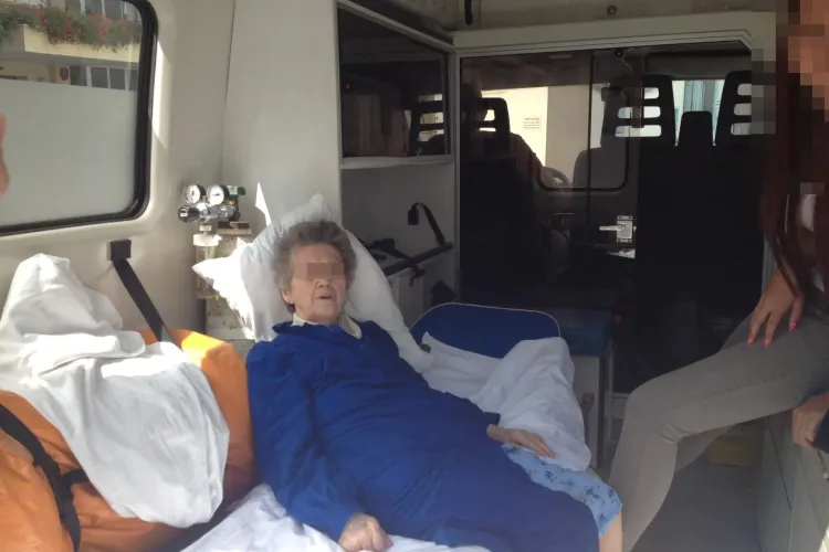 NESIMȚIRE ÎN SISTEMUL SANITAR! O bătrână stă de 2 ore în Ambulanță în curtea Clinicii Medicală 3 - FOTO