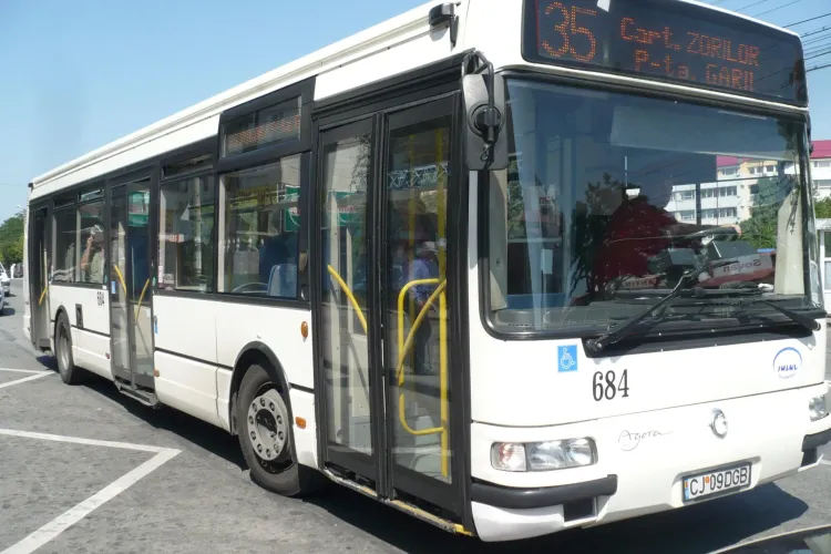 O femeie, prinsa la furat  în autobuzul 35. I-a furat unui barbat lire sterline din borsetă