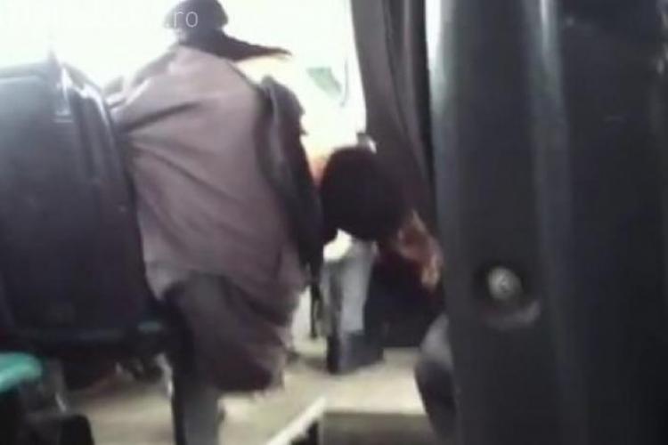 Un bărbat a adormit în autobuz! Ce a urmat e amuzat, dar periculos - VIDEO