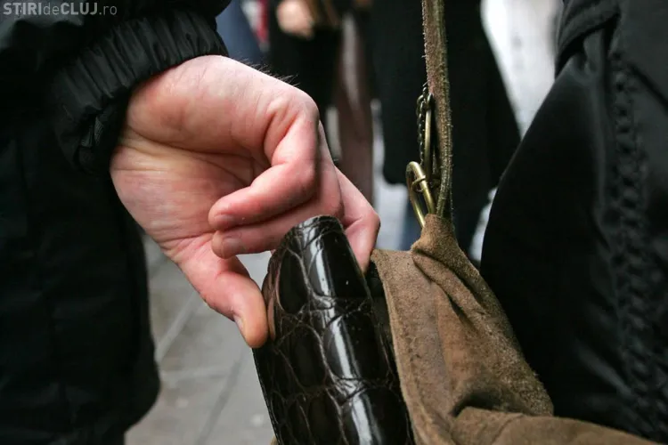 Doi hoți din buzunare au fost prinși la Turda, după 8 luni de la comiterea faptei
