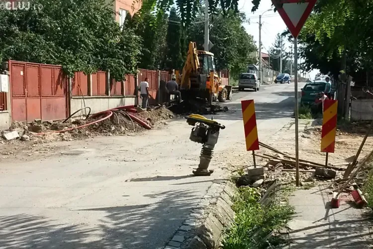Lucrările de pe strada Jiului îi exasperează pe locuitori: ”Nu se poate ieși din curte!”
