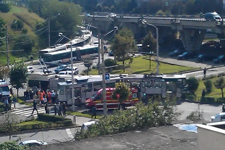Accident la Podul Calvaria între un tramvai și un troleibuz. UPDATE: Opt persoane au ajuns la UPU Cluj - VIDEO și FOTO