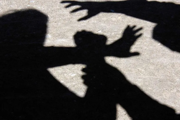 Femei tâlhărite în Gheorgheni. Vorbeau la telefon, când au fost atacate în plină stradă