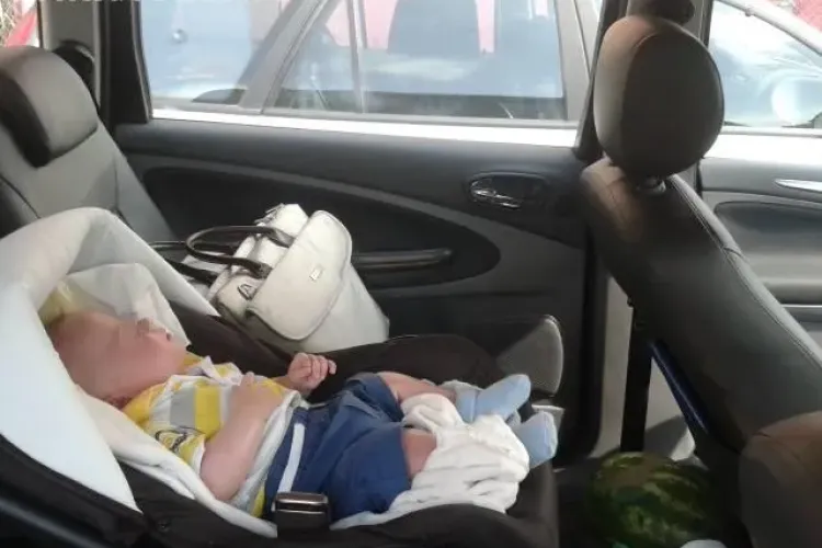 Caz șocant la Salina Turda! Și-au închis bebelușul în mașină, două ore, la 30 de GRADE pentru a vizita obiectivul - FOTO