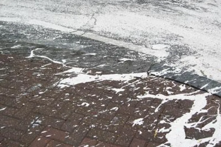 Strada din fața Bibliotecii Județene Octavian Goga plină de vopsea albă: ”Toate mașinile trec prin balta de lavabil”