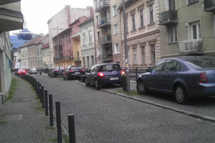 Pietonala de pe Canalul Morii e de fapt o parcare - FOTO