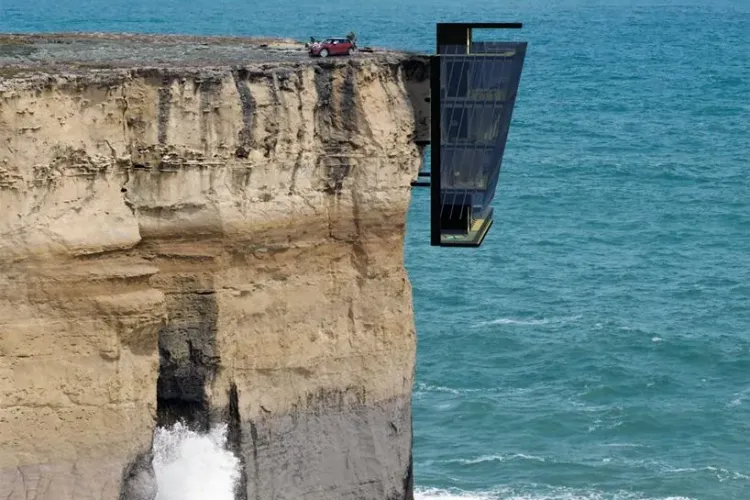 Ai locui în așa ceva? Cum arată casa suspendată pe stâncă - FOTO