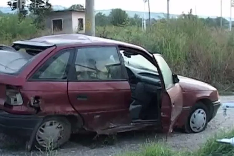 Mașină spulberată de un tren la Cluj! Opelul a ”MURIT” pe calea ferată, iar pasagerii au fugit - VIDEO