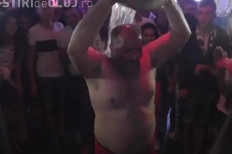 Nelson Mondialu a șocat ORADEA! Și-a turnat șampanie cu gheață în cap, într-un club - VIDEO
