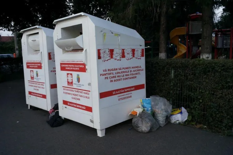 Asociația Caritas din Cluj a UITAT să le mai golească. Hainele uzate stau pe străzi - FOTO