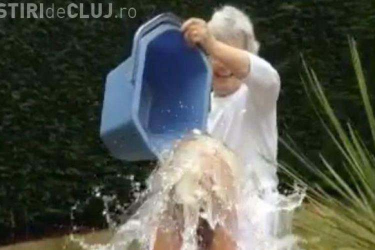 O blondă și-a rupt gâtul la Ice Bucket Challenge - VIDEO ȘOC