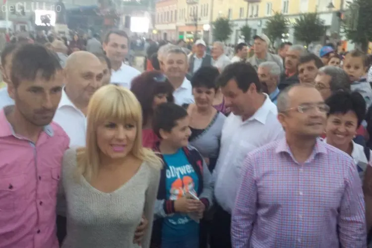 Elena Udrea luată în brațe de turdeni! Baie de mulțime cu Emil Boc - FOTO