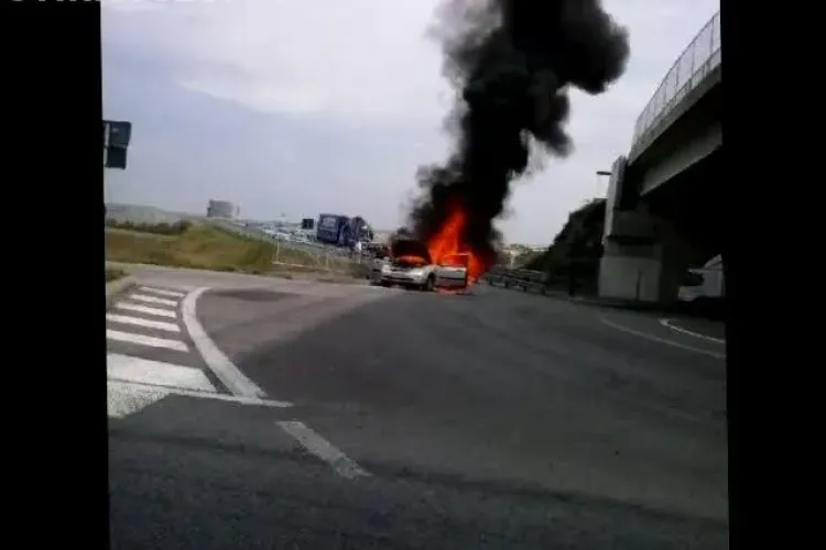 O mașină a luat FOC la întrare în Cluj, lângă Aeroportul Internațional - VIDEO