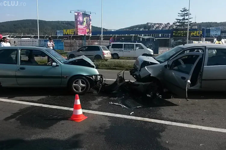 Accident cu mai multe victime în față la Metro. Un Fiat a fost ”aruncat” pe contrasens FOTO