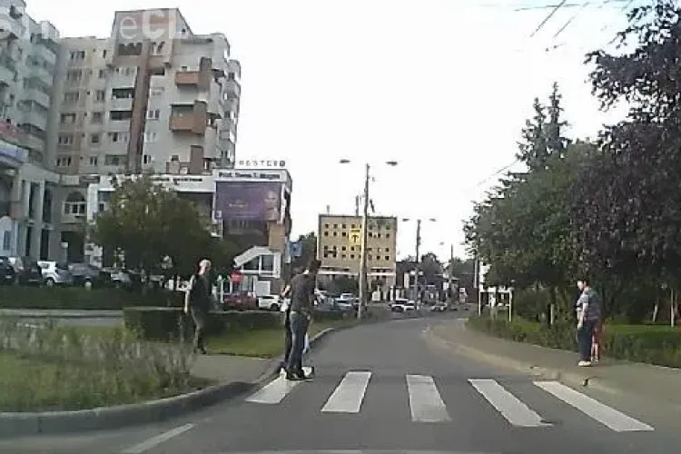Un clujean a oprit mașina în stradă pentru a ajuta un bătrân să traverseze - VIDEO
